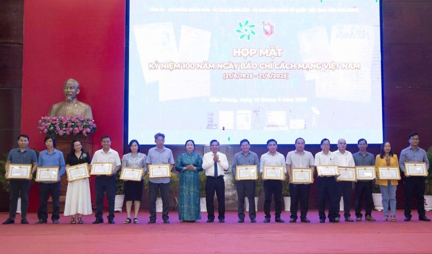 Lãnh đạo tỉnh Hậu Giang trao Bằng khen của Chủ tịch UBND tỉnh cho các tập thể có thành tích xuất sắc trong công tác báo chí.