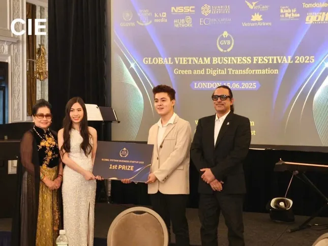 Sinh viên làm gỗ từ rơm đoạt Quán quân thi khởi nghiệp tại Anh