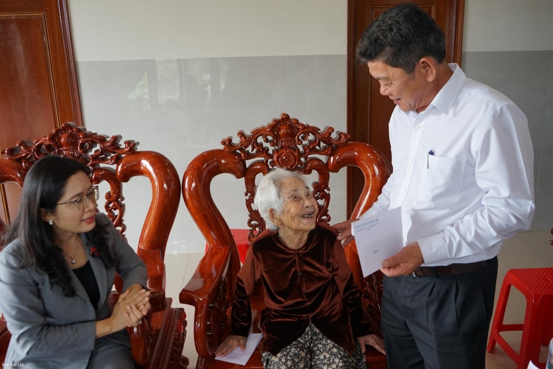 Lãnh đạo tỉnh và chính quyền thị xã Buôn Hồ thăm, tặng quà Mẹ Việt Nam Anh hùng ở thị xã Buôn Hồ