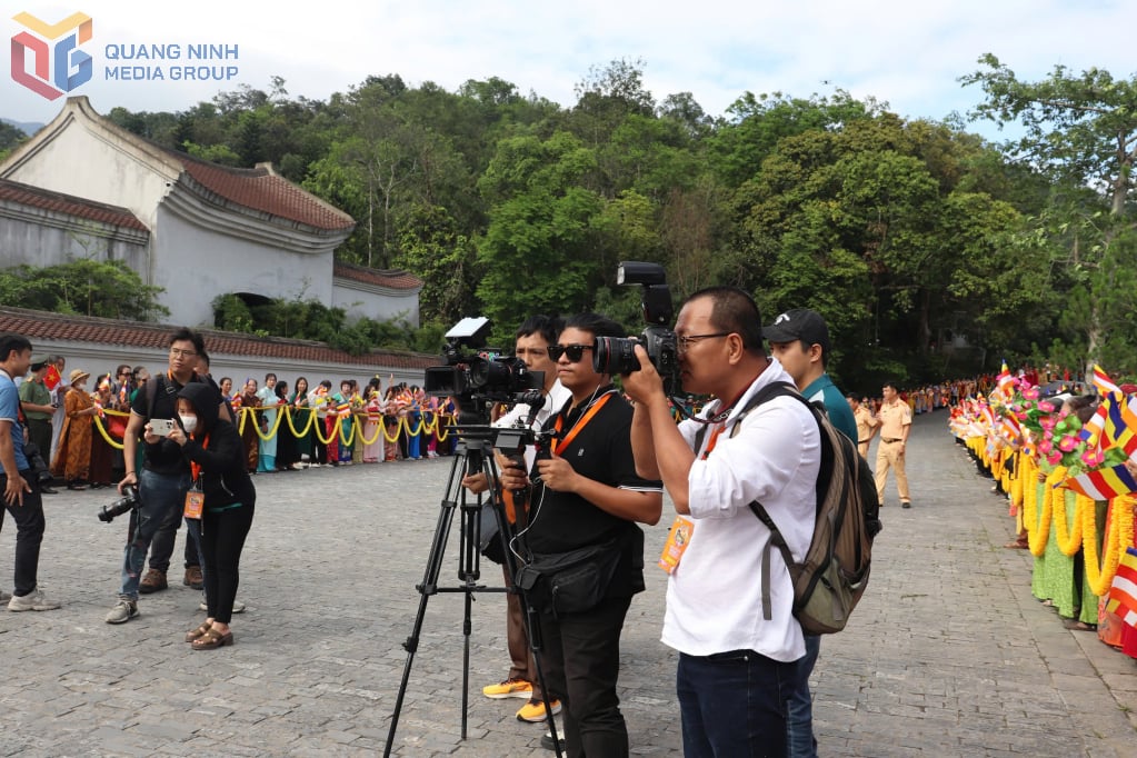 นักข่าวโดเกียงทำงานในการจัดงานแห่พระบรมสารีริกธาตุไปยังพระราชวังตั๊กลัมเยนตู
