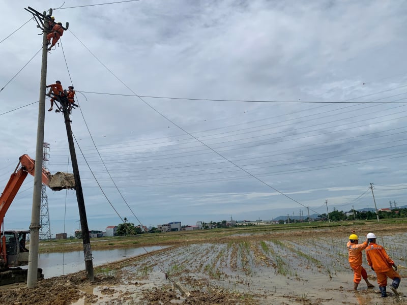 Hàng loạt cột điện ở Thanh Hoá gãy đổ sau giông lốc -0