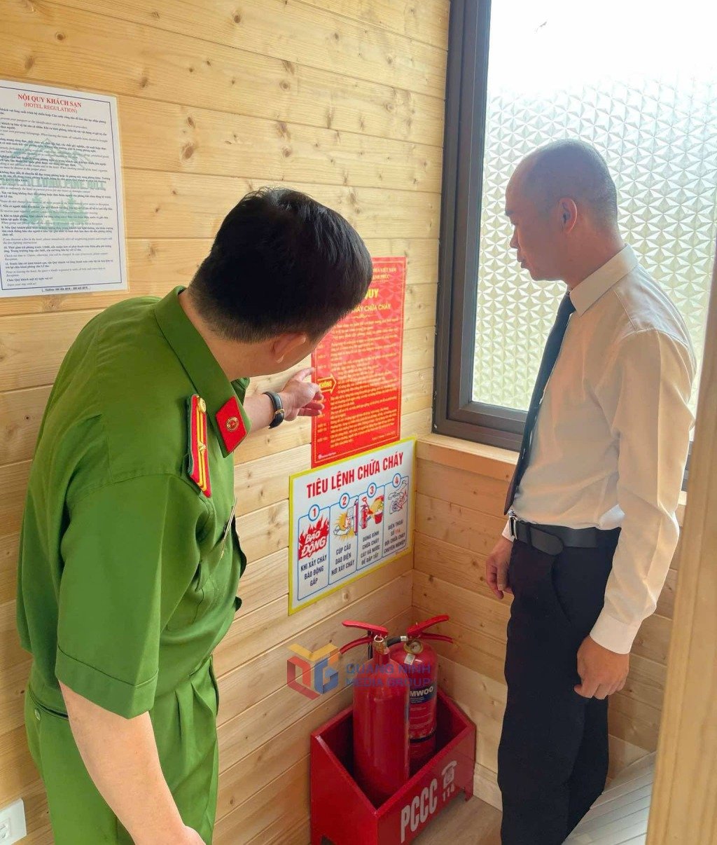 Công an Vân Đồn tuyên truyền công tác PCCC tại các khách sạn trên địa bàn. Ảnh: Vũ Minh Chiến (Công an Vân Đồn)