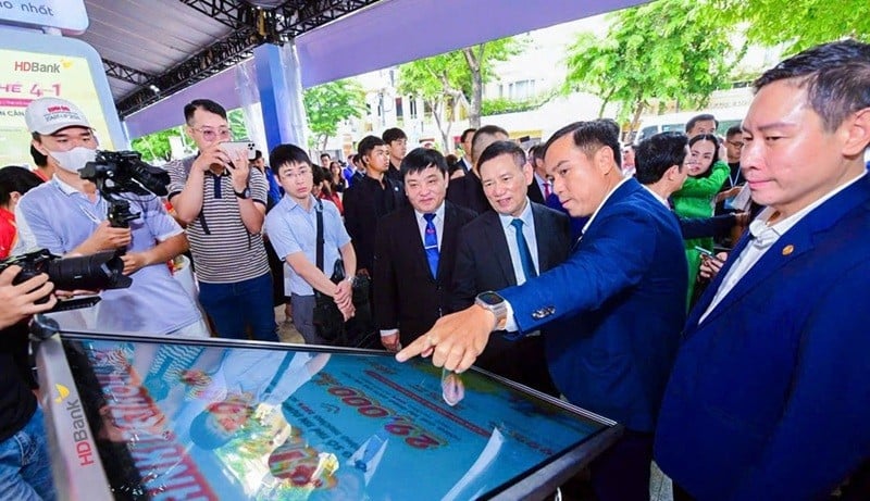 hdbank-thuc-day-tai-chinh-tron-doi-bang-he-sinh-thai-tai-chinh-so-toan-dien.jpg