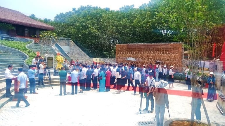 huynh-thuc-khang.jpg