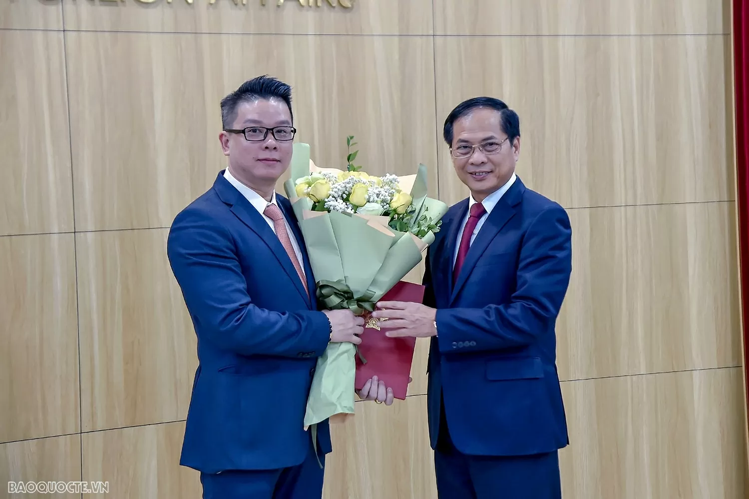 Phó Thủ tướng, Bộ trưởng Ngoại giao Bùi Thanh Sơn trao quyết định bổ nhiệm Tổng Lãnh sự Việt Nam tại Nga và Campuchia Phó Thủ tướng, Bộ trưởng Ngoại giao Bùi Thanh Sơn trao quyết định bổ nhiệm Tổng lãnh sự Việt Nam tại Nga và Campuchia