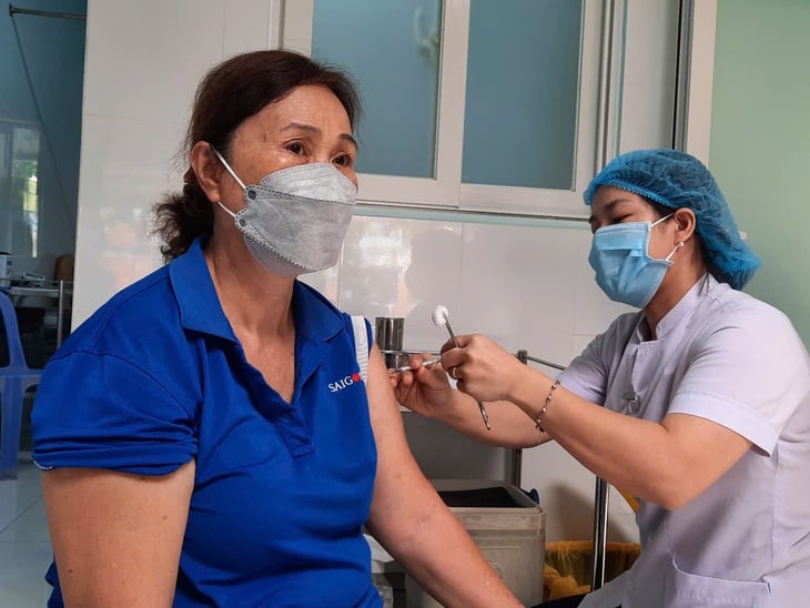 Số ca nhiễm COVID-19 tại TP.HCM đang giảm nhanh - Ảnh 1.