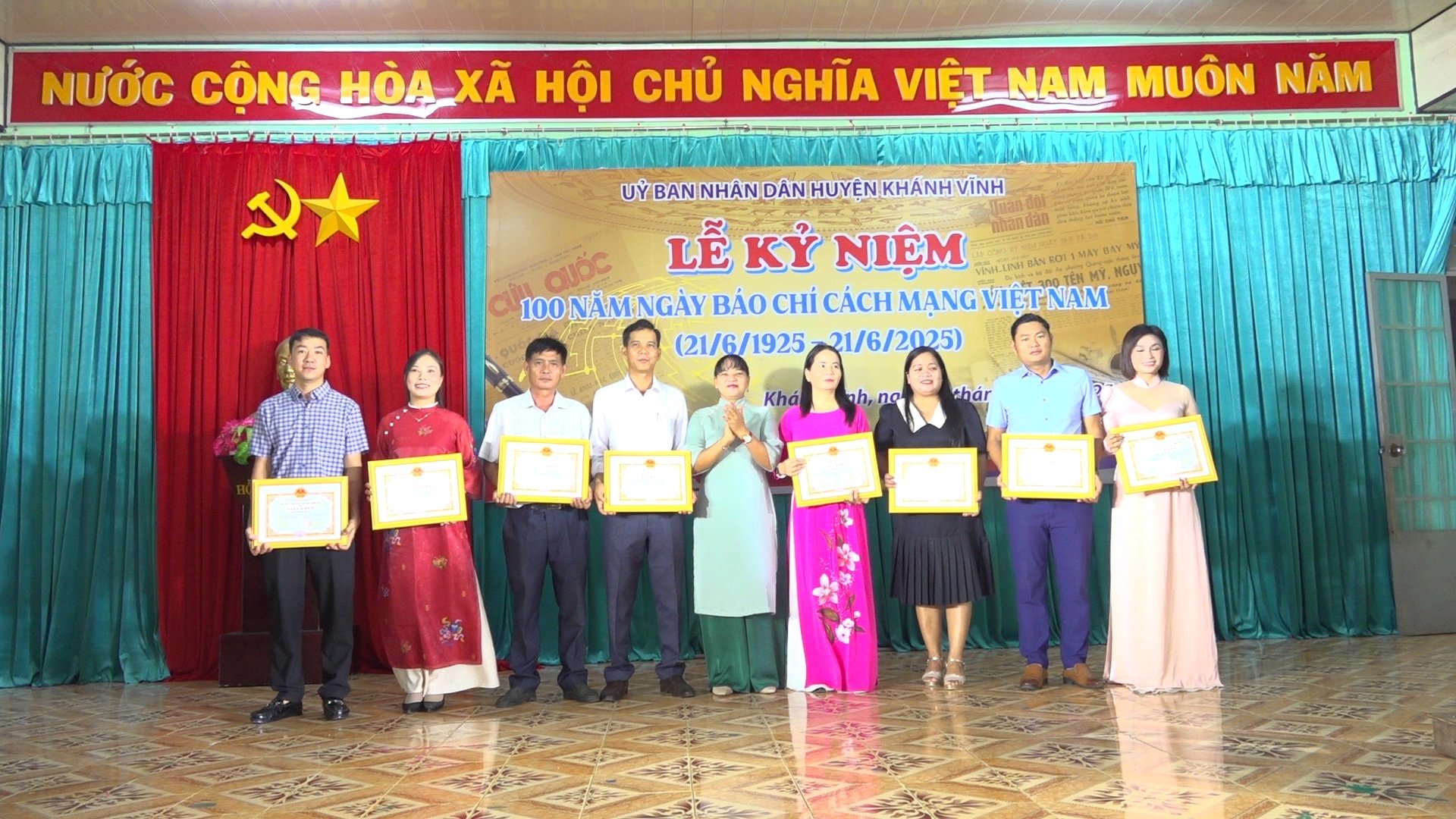 Lãnh đạo UBND huyện Khánh Vĩnh tặng giấy khen cho các tập thể, cá nhân.