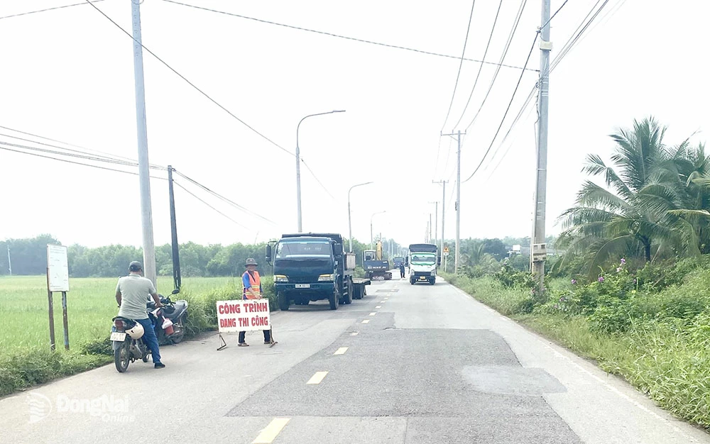 Thi công sửa chữa đường Cộ Cây Xoài trên địa bàn huyện Vĩnh Cửu. Ảnh: N. Liên