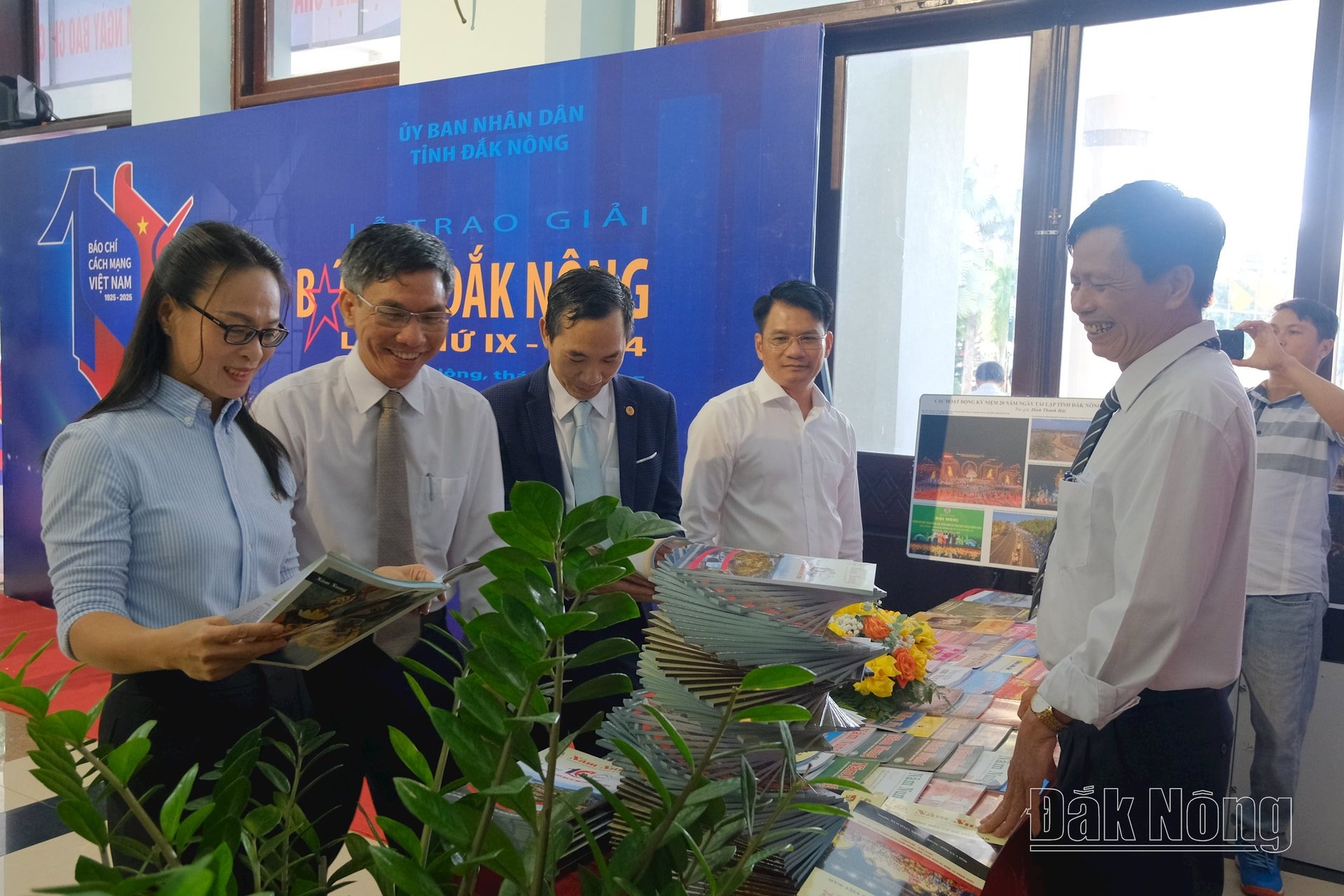 Các đại biểu tham quan khu vực trưng bày của Hội Văn học-Nghệ thuật tỉnh Đắk Nông
