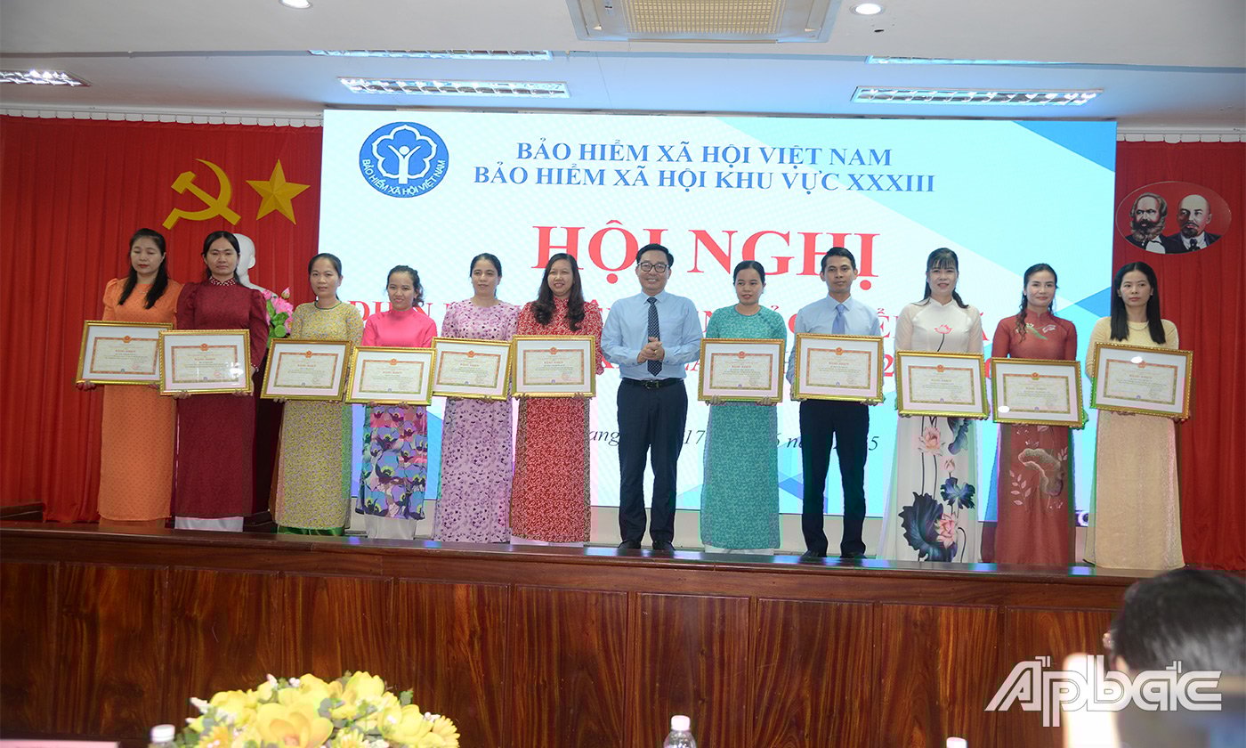 Der stellvertretende Direktor der Sozialversicherungsregion XXXIII, Vo Khanh Binh, überreichte Preise an Gruppen und Einzelpersonen