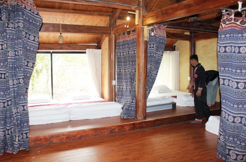 Người Mông ở Nghệ An làm nhà lưu trú để phát triển du lịch cộng đồng. Ảnh: Thiên Ý