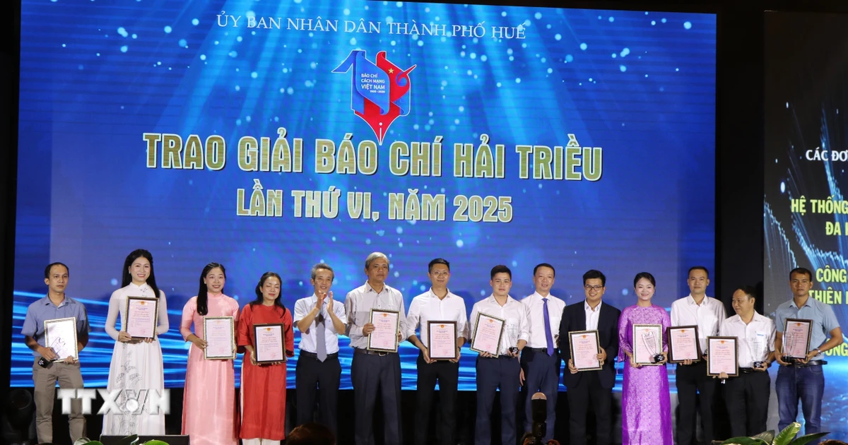 Nhóm phóng viên TTXVN nhận 4 Giải báo chí Hải Triều lần thứ 6