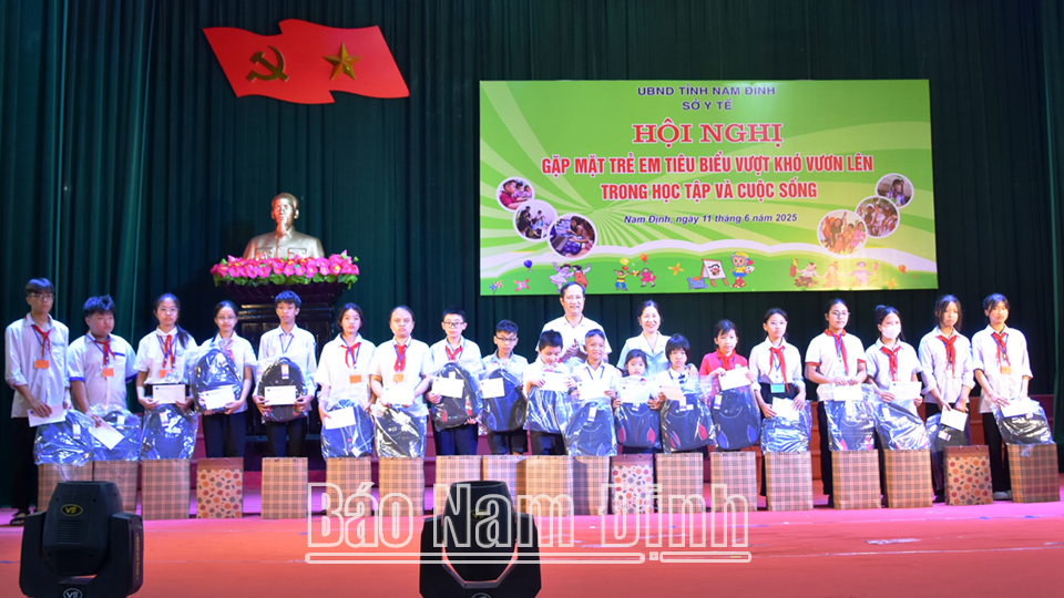 Quỹ Bảo trợ trẻ em tỉnh trao tặng quà cho trẻ em tiêu biểu vượt khó vươn lên trong học tập và cuộc sống.