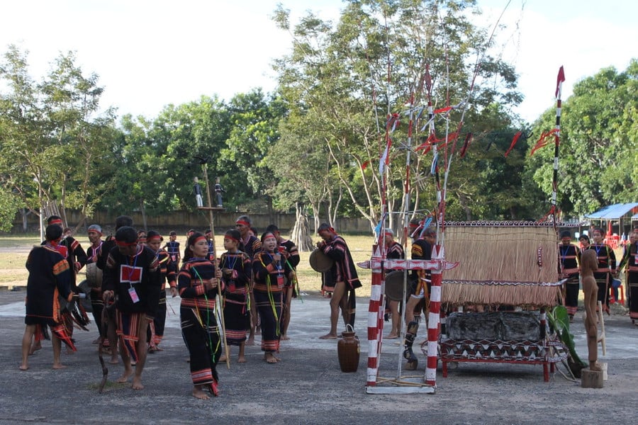 doan-nghe-nhan-xa-ia-broai-trinh-dien-cong-chieng-tai-ngay-hoi-van-hoa-cac-dan-toc-thieu-so-huyen-lan-thu-ii-nam-2024-anh-vu-chi.jpg