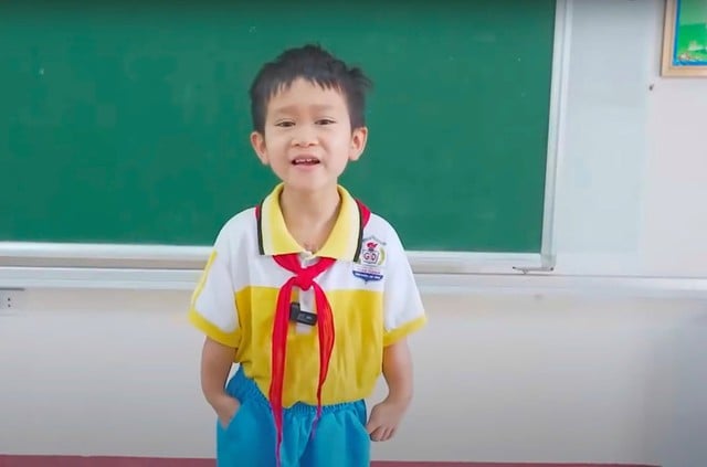 'Con muốn dang tay ôm ba mẹ, cầm micro hát thật to những bài hát yêu thích' - Ảnh 1.