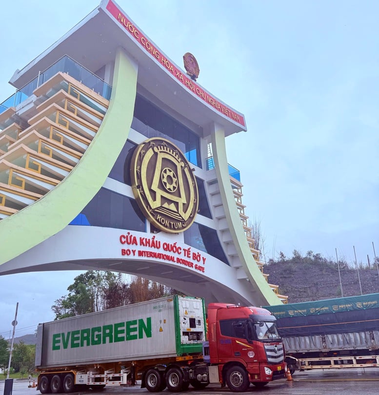 Kiên quyết giữ 'cánh cửa' Tây Nguyên: Hải quan đẩy mạnh ngăn buôn lậu, chống ma túy- Ảnh 1.
