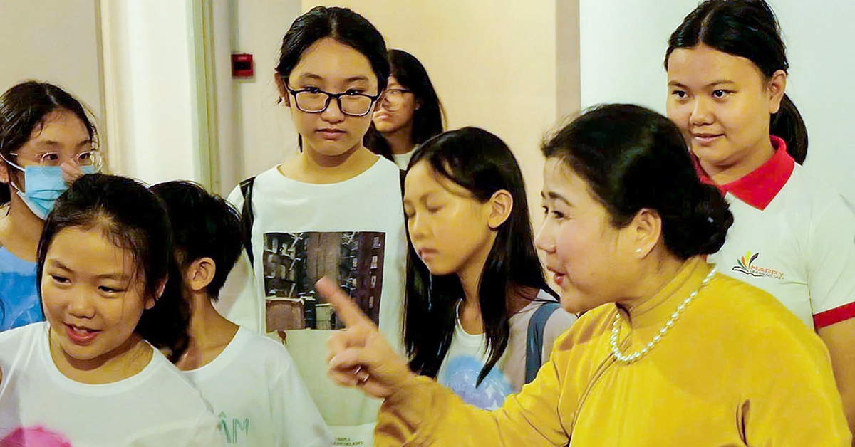 Linh Huyen បង្រៀន Cai Luong ច្រៀងនៅក្នុងពិព័រណ៍គំនូររបស់នាង