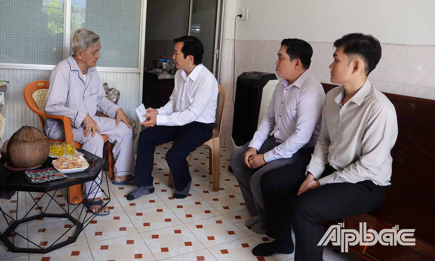 Đoàn đến thăm và chúc mừng nhà báo Cao Nguyên Khởi.