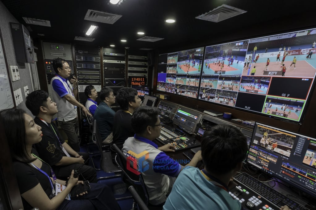 นักข่าวตวนหุ่งและเพื่อนร่วมงานถ่ายทอดสดการแข่งขันกีฬาซีเกมส์ ครั้งที่ 31 ที่จัดขึ้นที่กว่างนิญ