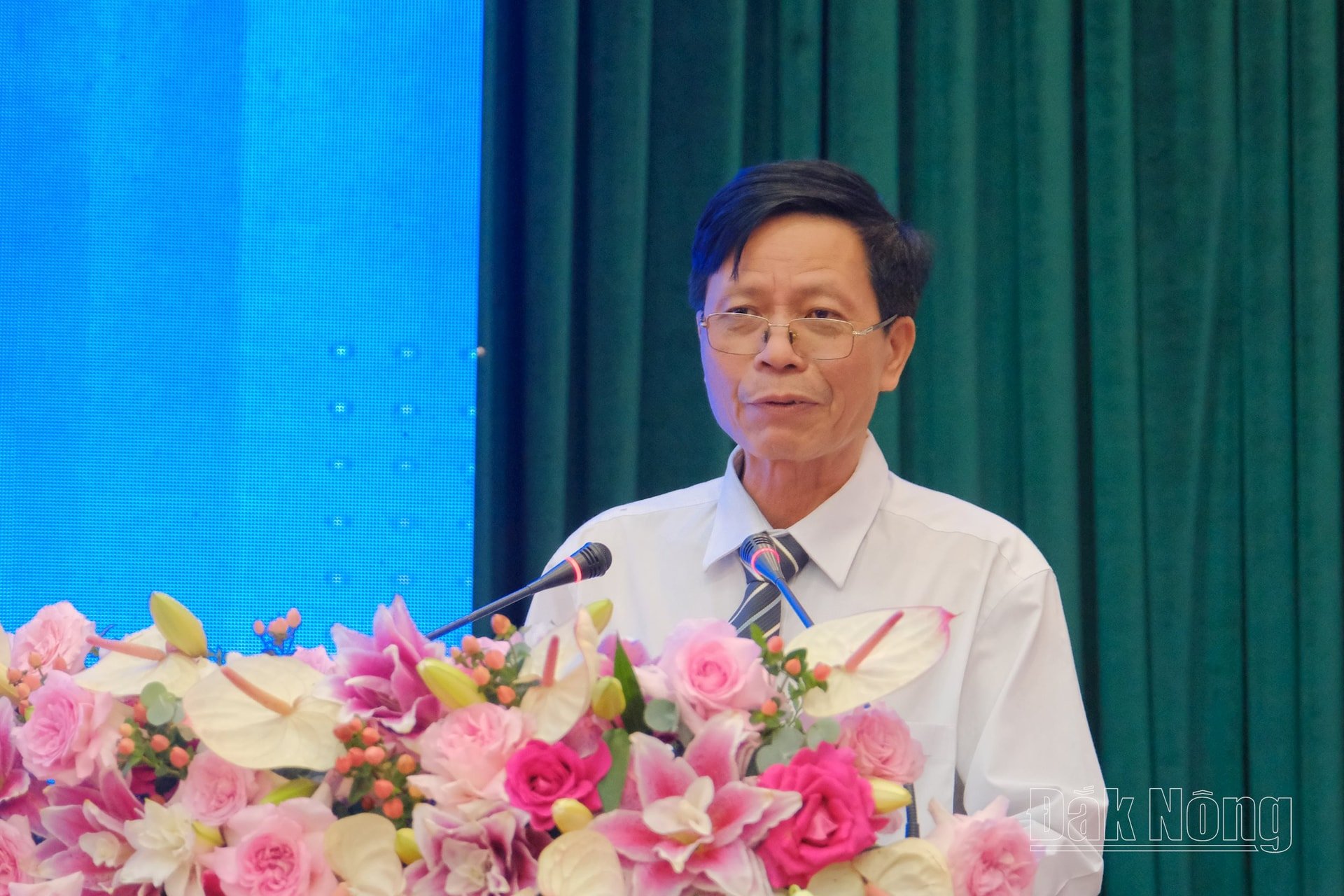 Đại diện Hội Văn học-Nghệ thuật tỉnh Đắk Nông trình bày tham luận 