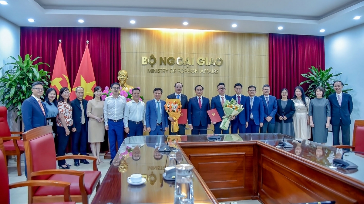 Deputy Prime Minister and Minister of Foreign Affairs Bui Thanh Son presented the decision to appoint Vietnamese Consul General to Russia and Cambodia.