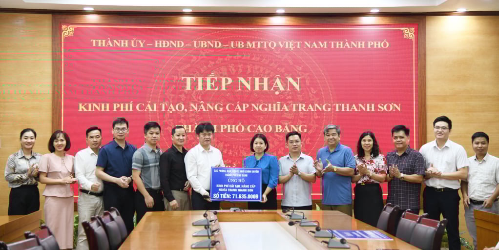 Lãnh đạo Thành phố tiếp nhận kinh phí ủng hộ của các phòng, ban, đơn vị khối chính quyền Thành phố ủng hộ. 