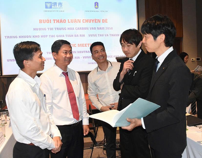 Lãnh đạo Sở Nông nghiệp và Môi trường trao đổi với các đại biểu đến từ Cục Môi trường thành phố Sakai, Nhật Bản về chương trình hợp tác quốc tế hướng đến xây dựng thành phố không carbon.