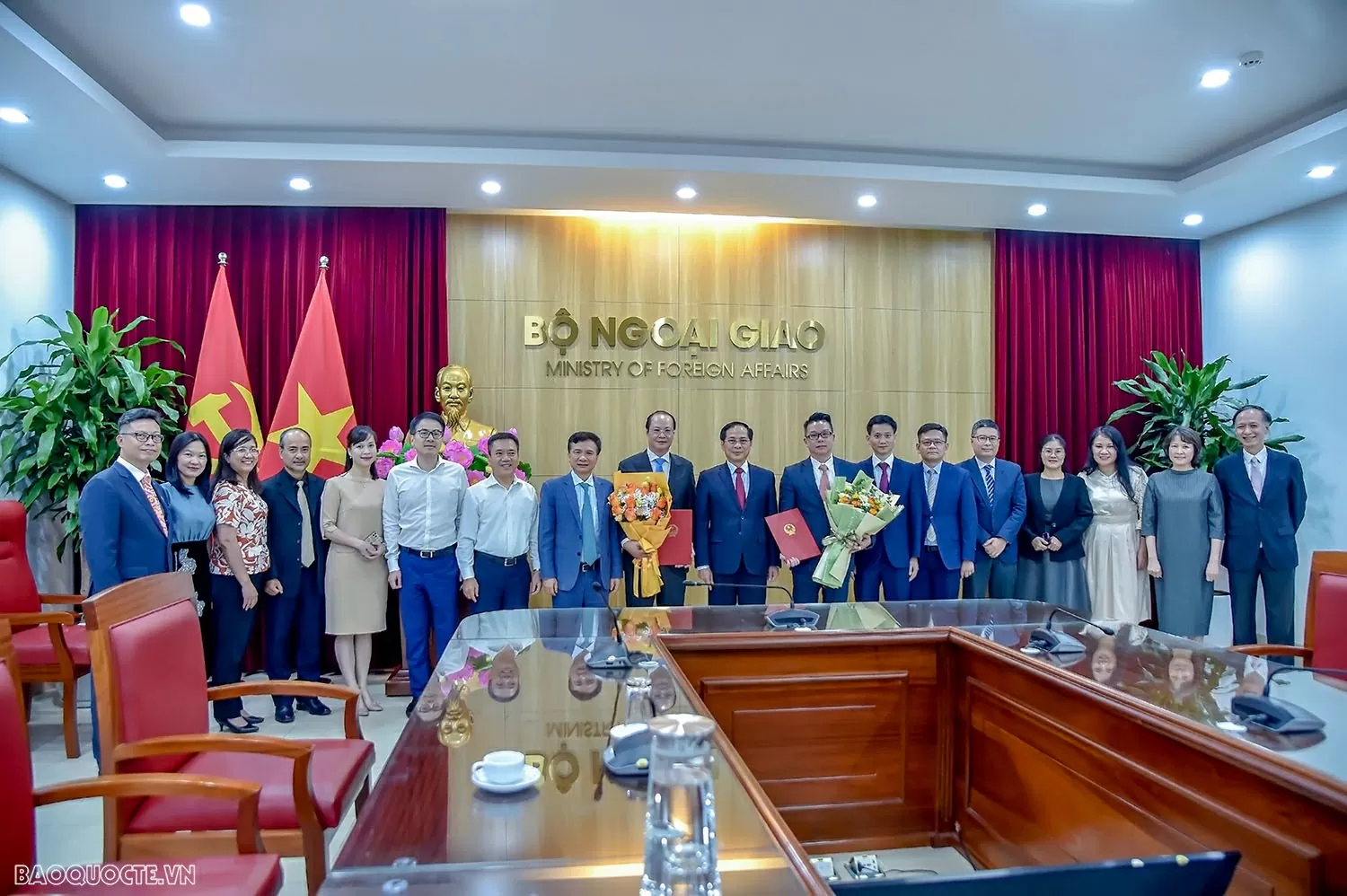 Phó Thủ tướng, Bộ trưởng Ngoại giao Bùi Thanh Sơn trao quyết định bổ nhiệm Tổng Lãnh sự Việt Nam tại Nga và Campuchia Phó Thủ tướng, Bộ trưởng Ngoại giao Bùi Thanh Sơn trao quyết định bổ nhiệm Tổng lãnh sự Việt Nam tại Nga và Campuchia