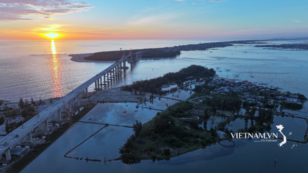 Cầu vượt của biển Thuận An.jpeg