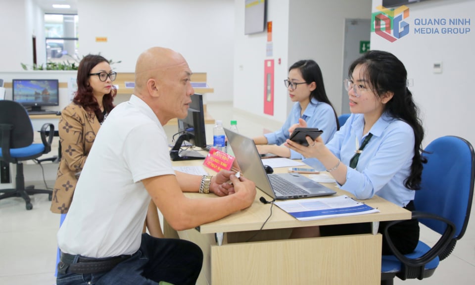Cán bộ Trung tâm Phục vụ HCC tỉnh hướng dẫn người dân, doanh nghiệp quy trình nộp hồ sơ TTHC. Ảnh: Song Hà