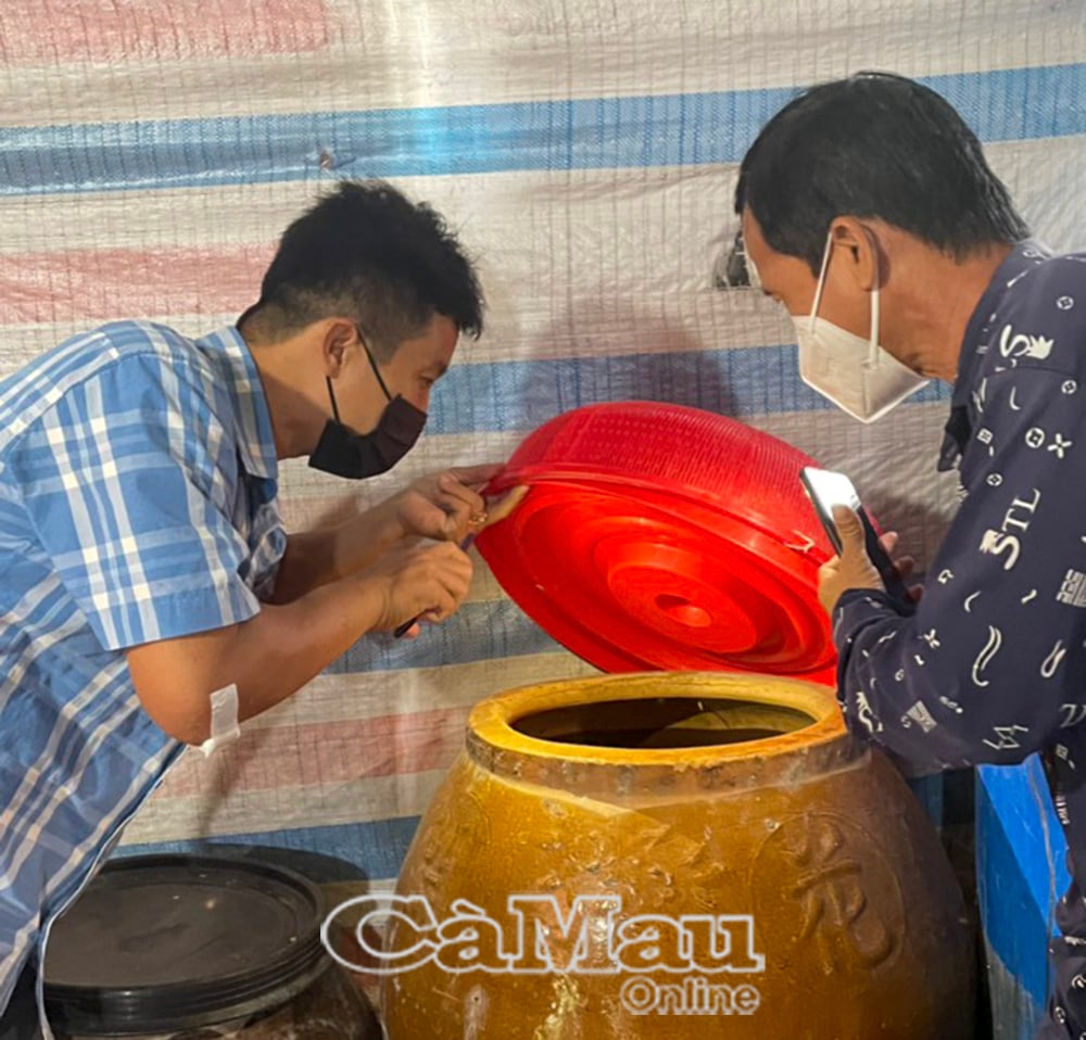 Chính quyền địa phương vận động người dân kiểm tra dụng cụ chứa nước, diệt lăng quăng, góp phần phòng chống SXH hiệu quả.