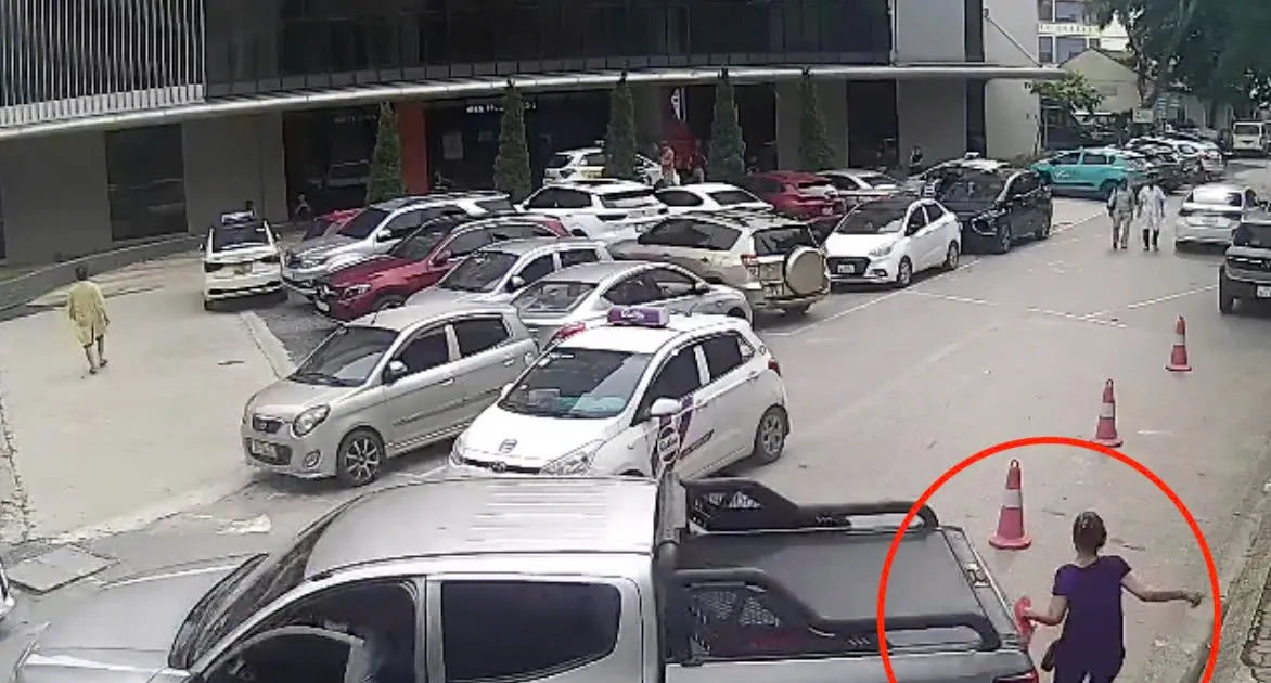 Một bệnh nhân bị xe bán tải lùi chèn qua người trong khuôn viên bệnh viện