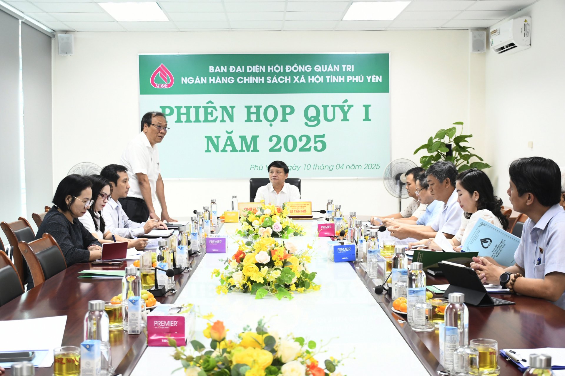Ban đại diện HĐQT NHCSXH Phú Yên duy trì các phiên họp định kỳ để trao đổi, nắm bắt thông tin và định hướng hoạt động tín dụng chính sách trên địa bàn tỉnh. Ảnh: LÊ HẢO