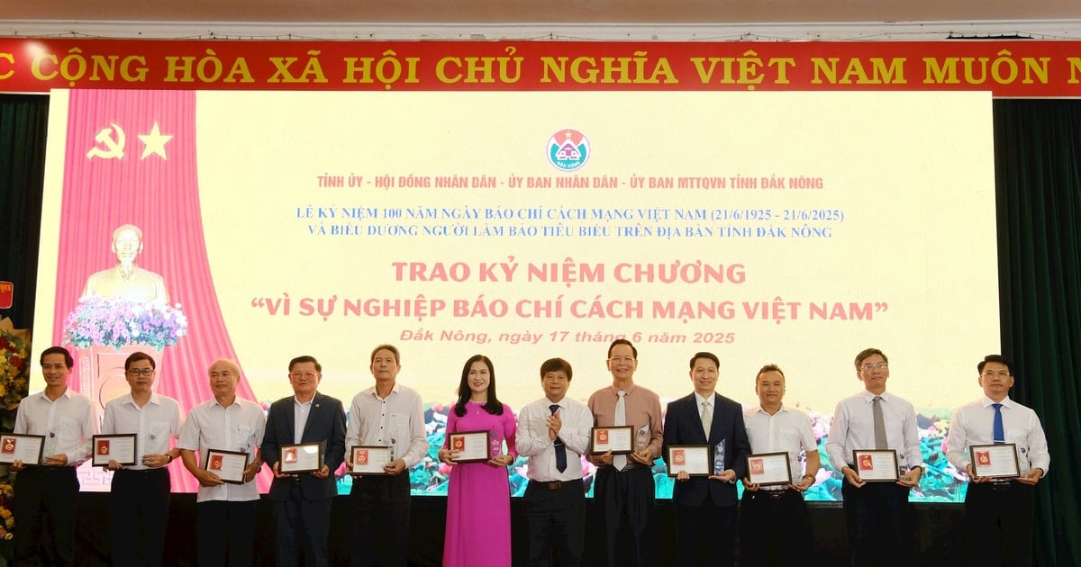 ប្រគល់មេដាយ “ដើម្បីបុព្វហេតុសារព័ត៌មានបដិវត្តន៍វៀតណាម” ដល់បុគ្គលឆ្នើមចំនួន ៤៥ របស់ខេត្ត Dak Nong