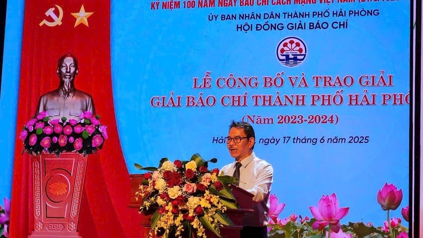 Chủ tịch Hội Nhà báo Nguyễn Anh Tú phát biểu tại buổi lễ.