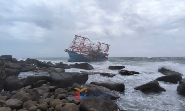 Ngoc Vung Border Guard Station successfully coordinated to rescue a fishing boat in distress.