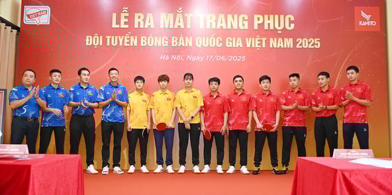 ឯកសណ្ឋានដែលមានលំនាំផ្កាឈូក អមជាមួយក្រុមកីឡាវាយកូនឃ្លីលើតុវៀតណាម -0