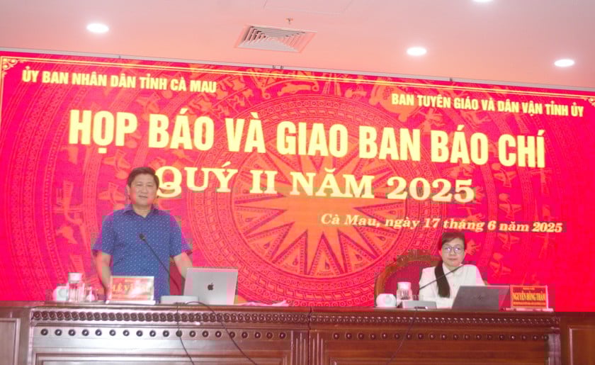 Ông Lê Văn Sử – Phó Chủ tịch UBND tỉnh và bà Nguyễn Hồng Thắm – Phó Trưởng Ban Tuyên giáo và Dân vận Tỉnh ủy chủ trì buổi họp báo, giao ban báo chí quý II/2025.