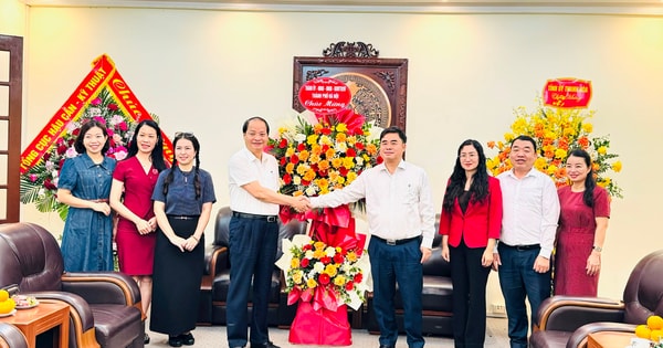 Head of the Hanoi Party Committee's Propaganda and Mass Mobilization Department congratulates press agencies