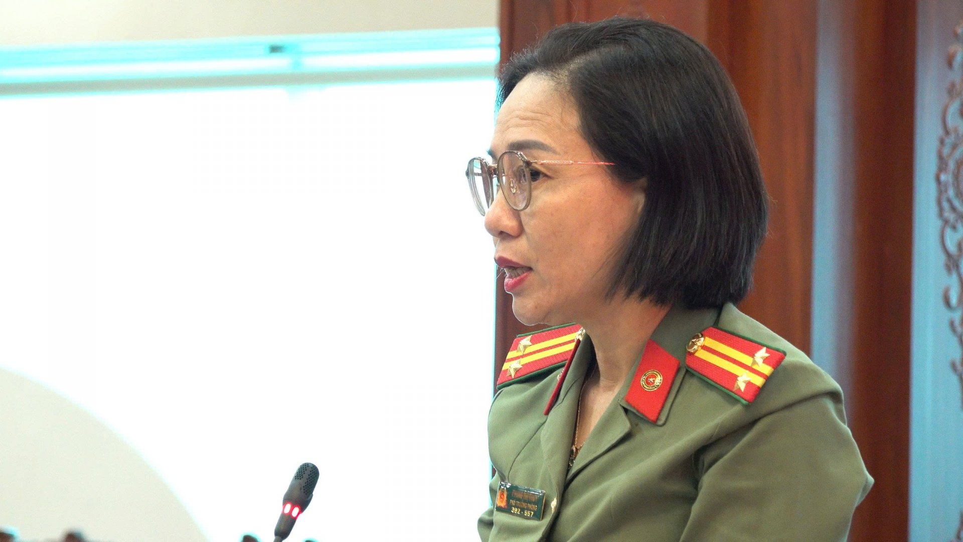 Lãnh đạo phòng Hậu cần Công an tỉnh Bình Thuận tham luận tại buổi làm việc