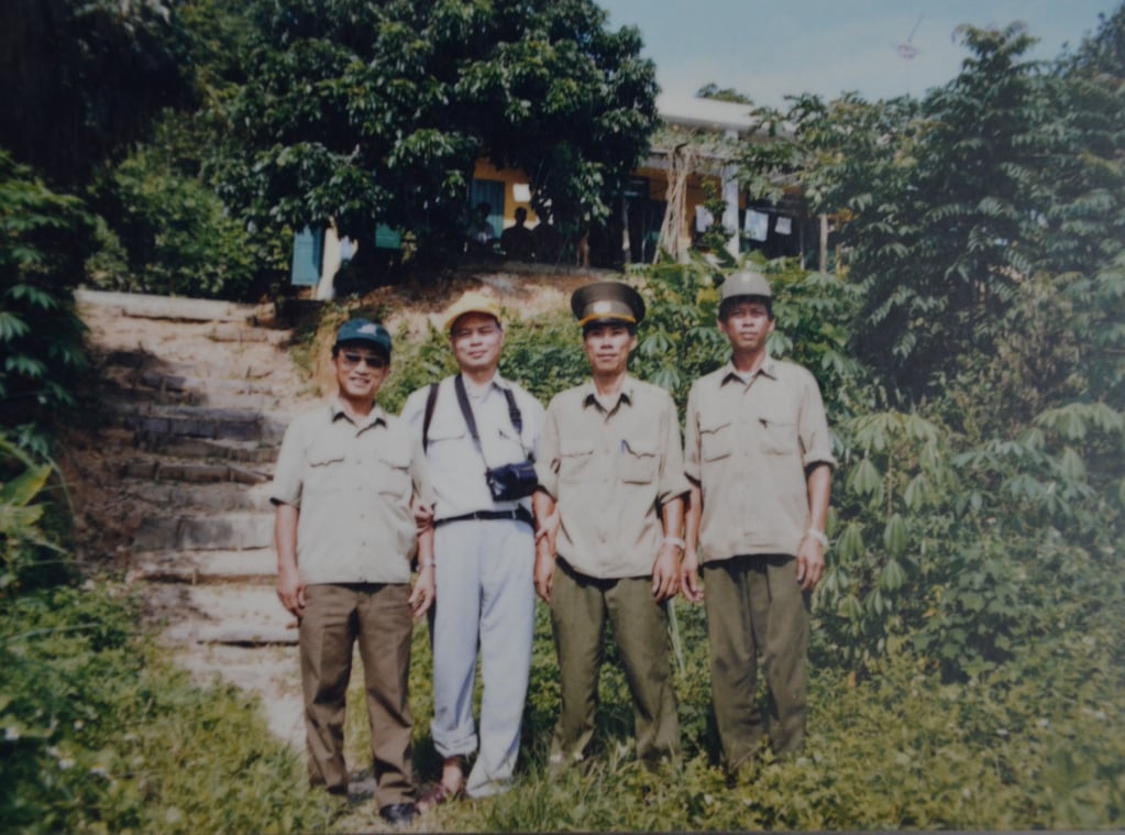 Le journaliste Vu Dieu (2e à partir de la gauche) en mission sur l'île de Ba Mun (district de Van Don) pendant ses années de travail au journal Quang Ninh.