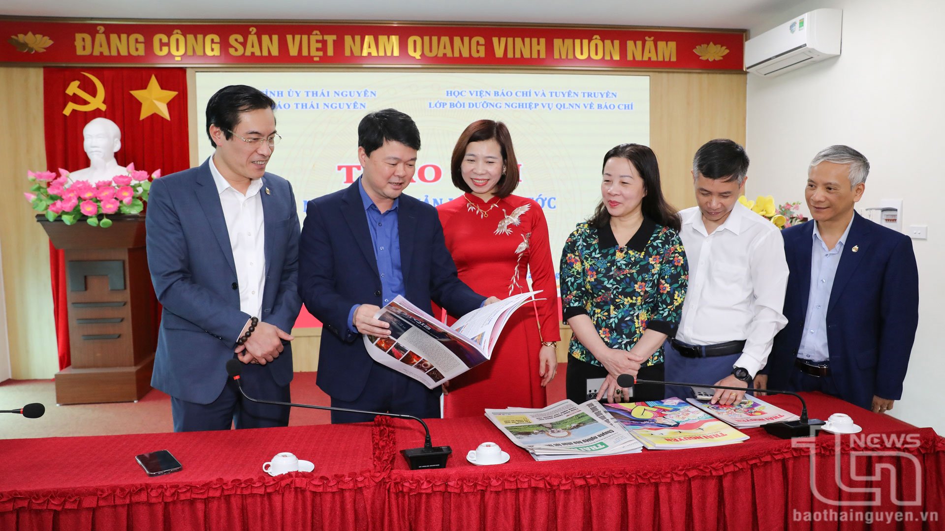 PGS.TS Nguyễn Thị Trường Giang (thứ 3 từ trái sang), Phó Giám đốc Học viện Báo chí và Tuyên truyền trao đổi, nghiên cứu thực tế tại Báo Thái Nguyên.