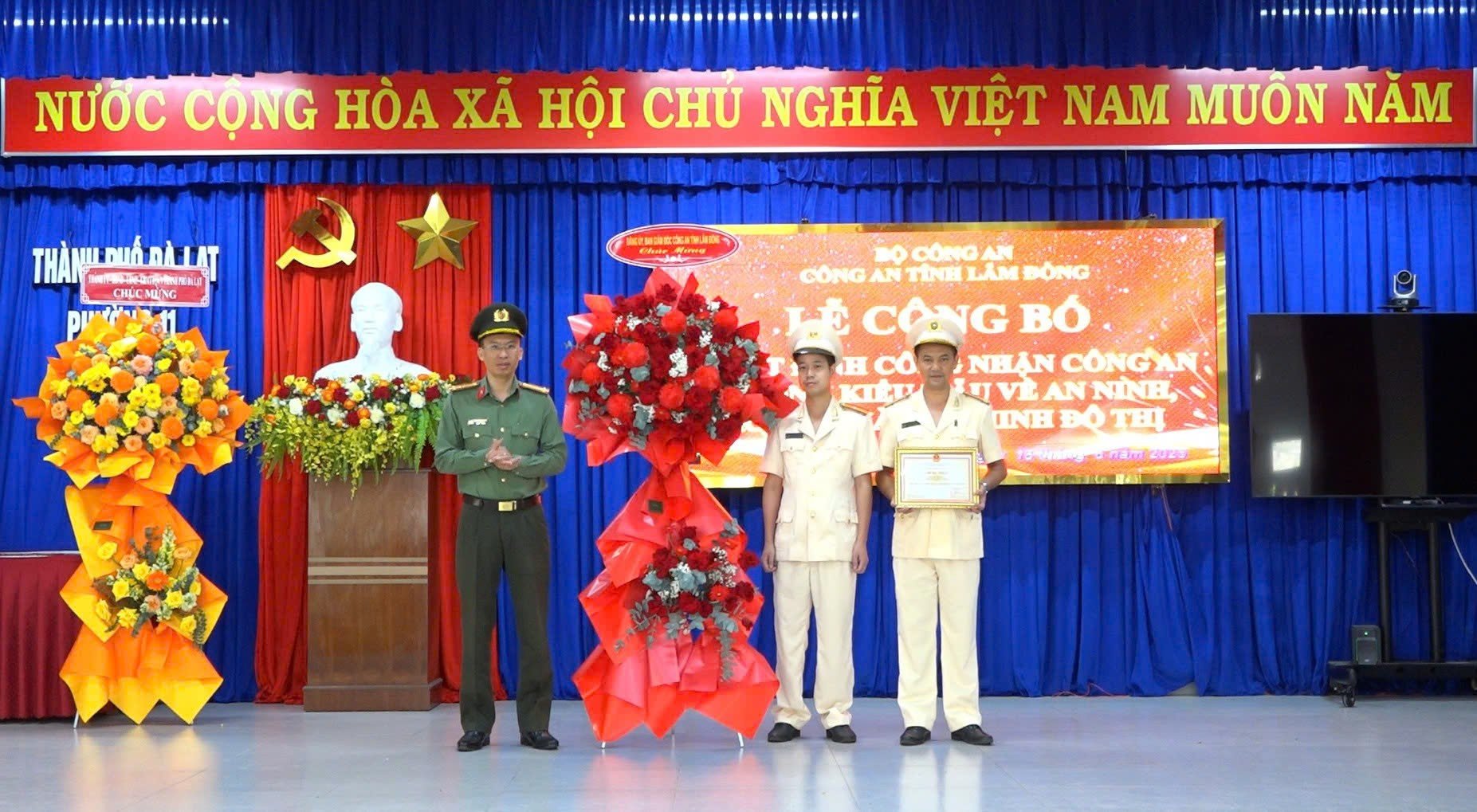 Thượng tá Phạm Thanh Hùng trao Giấy chứng nhận “Công an phường điển hình, kiểu mẫu về an ninh, trật tự và văn minh đô thị” cho Công an phường 11