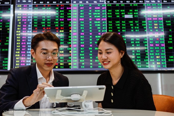 Nhà đầu tư đang theo dõi thị trường tại một công ty chứng khoán ở quận 1, TP HCM Ảnh: An Khương