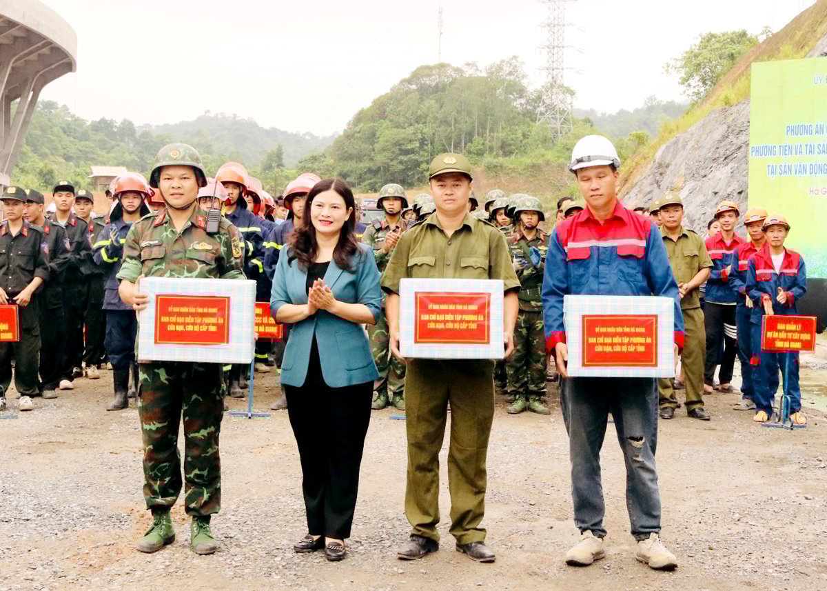 Phó Chủ tịch UBND tỉnh Vương Ngọc Hà tặng quà của UBND tỉnh cho các lực lượng tham gia diễn tập.