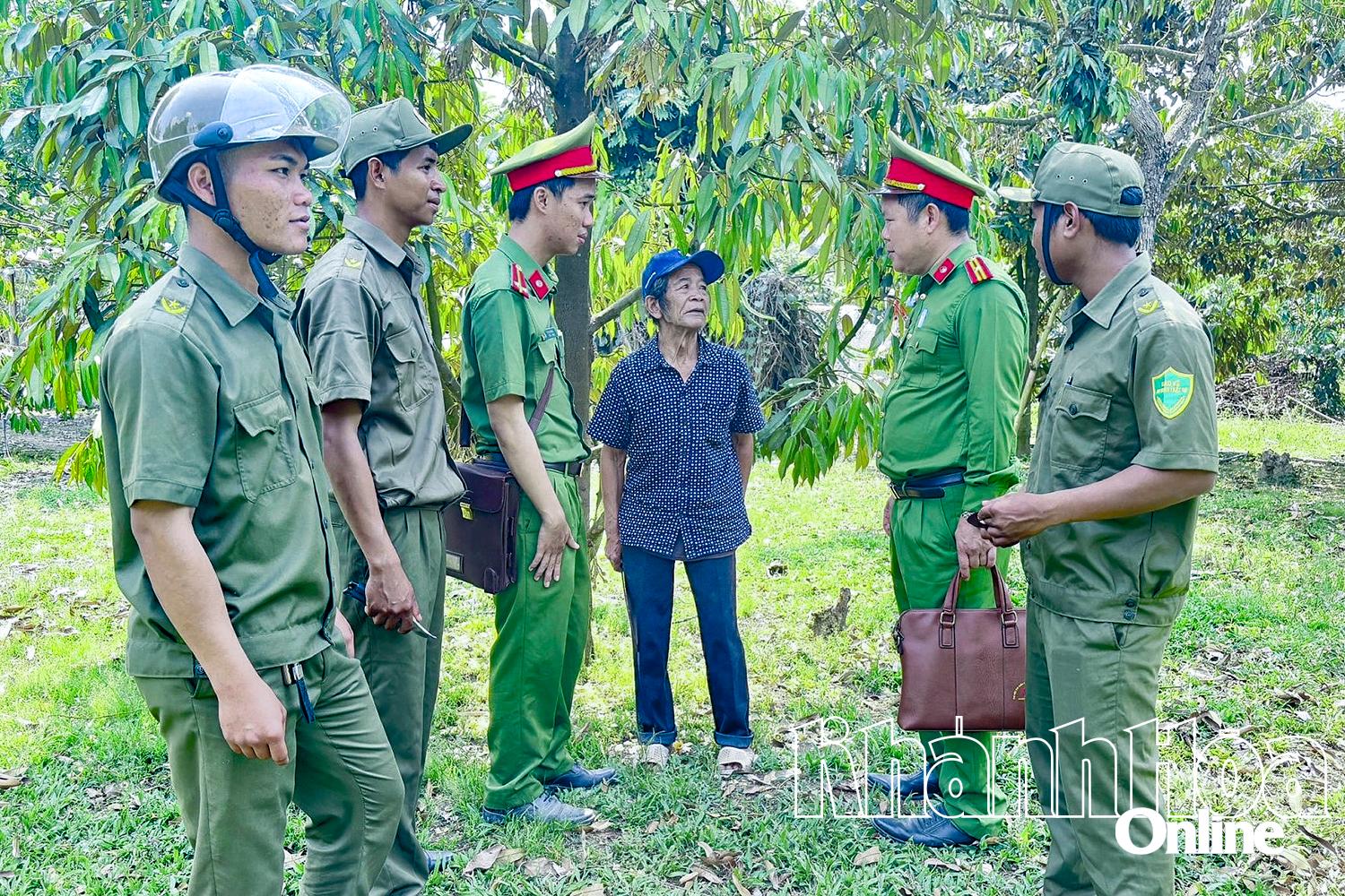 Công an xã Sơn Hiệp gặp gỡ ông Cao Lê Dân - người có uy tín thôn Tà Gụ để trao đổi, nắm tình hình. 
