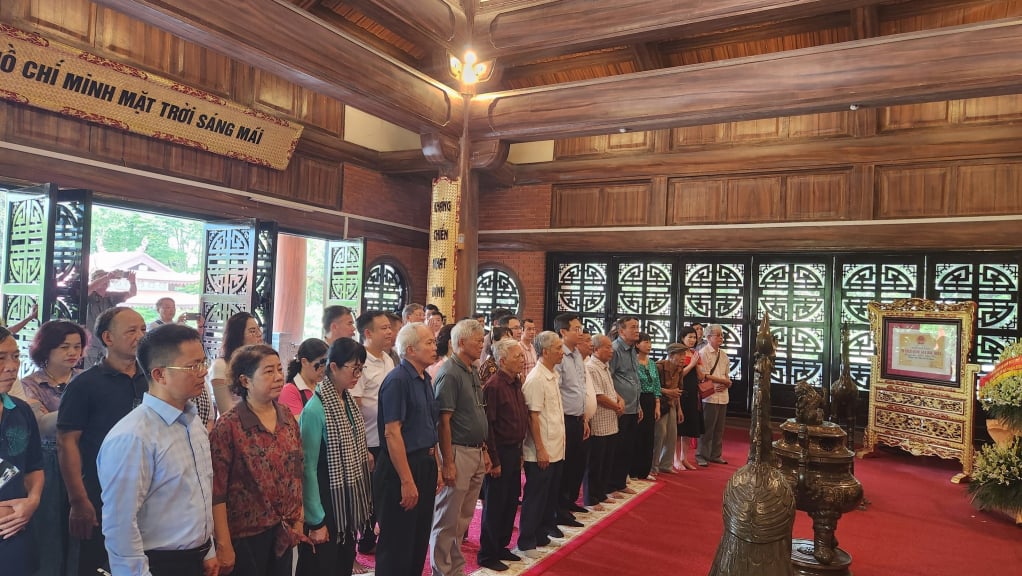Delegation of Quang Ninh Provincial Journalists Association visited the Huynh Thuc Khang Journalism School relic site. Photo: Dam Hang