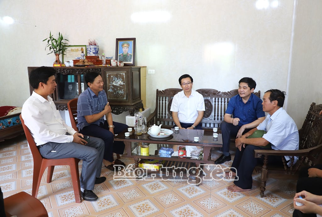 Chairman of the Vietnam Fatherland Front Committee of An Thi district Nguyen Bat Khanh visited and encouraged poor households in An Thi district.