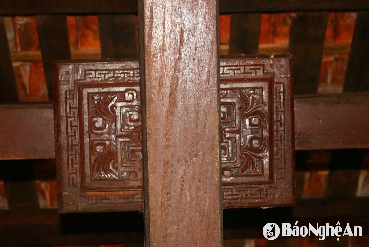 Chính phần bệ đỡ của hai cột trốn này cũng được chạm trổ, trang trí vô cùng cầu kỳ, cho thấy tài hoa của những người thợ làng Ngọc Sơn xưa... Ảnh; Huy Thư