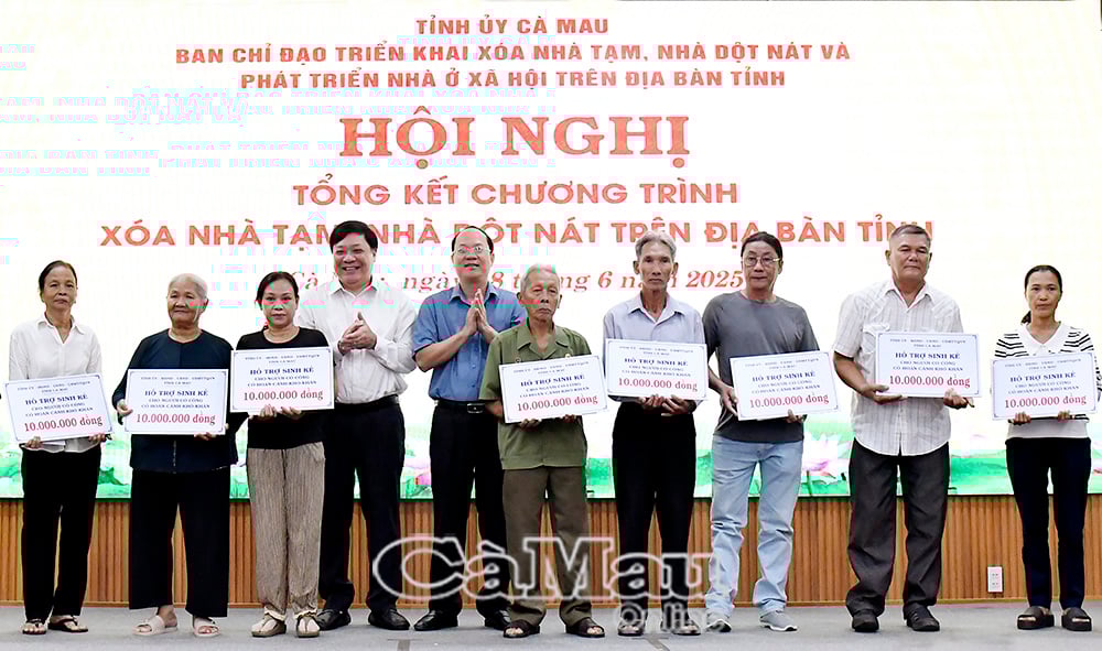 Bí thư Tỉnh ủy Nguyễn Hồ Hải và Chủ tịch UBND tỉnh Phạm Thành Ngại trao quà sinh kế cho các hộ gia đình.